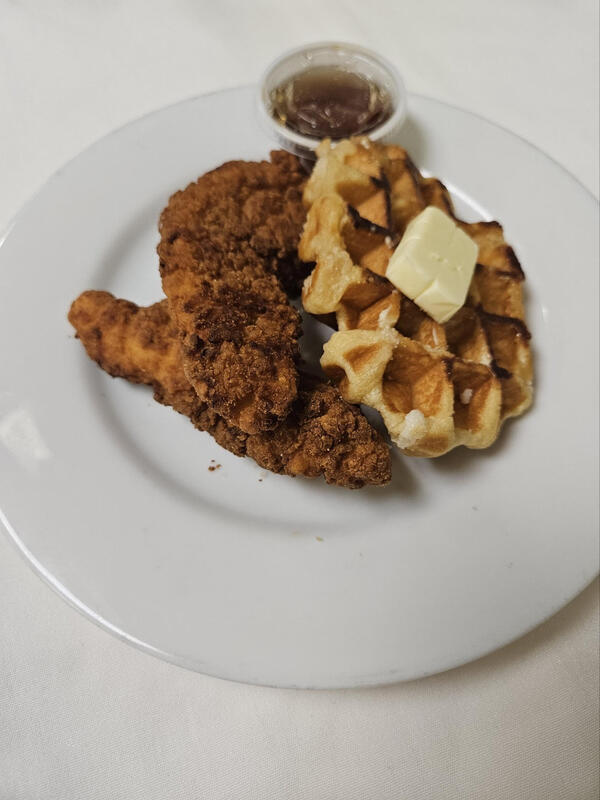Chicken & Waffles (790 cal)